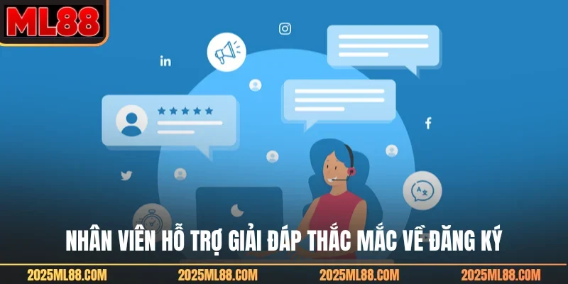 Nhân viên hỗ trợ giải đáp thắc mắc về đăng ký